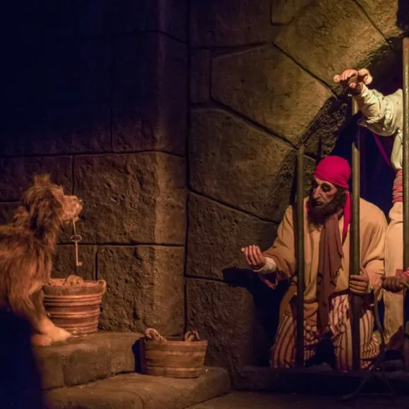 Disneyland Pirates of the Caribbean Skull Medallion Coin Pin (2011) - Picture 5 of 5